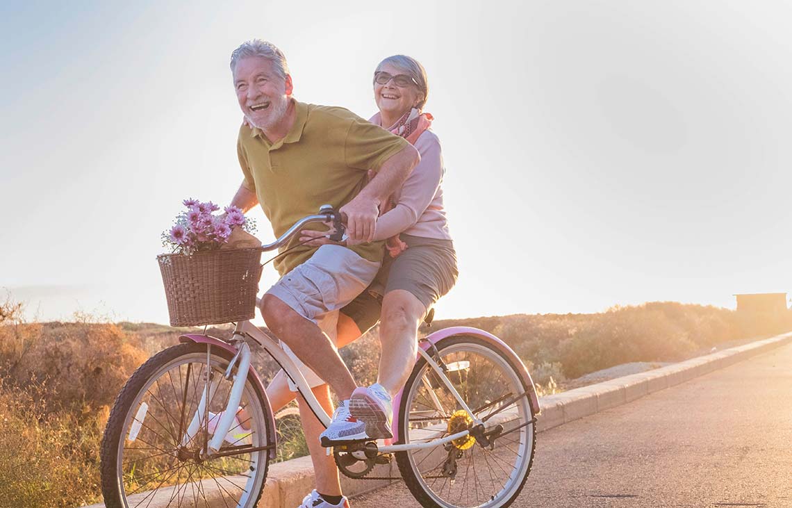 Rentner auf Fahrrad tragen Zeitungen aus