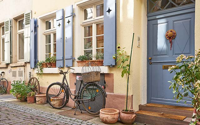 Zeitungen austragen vor der Haustür